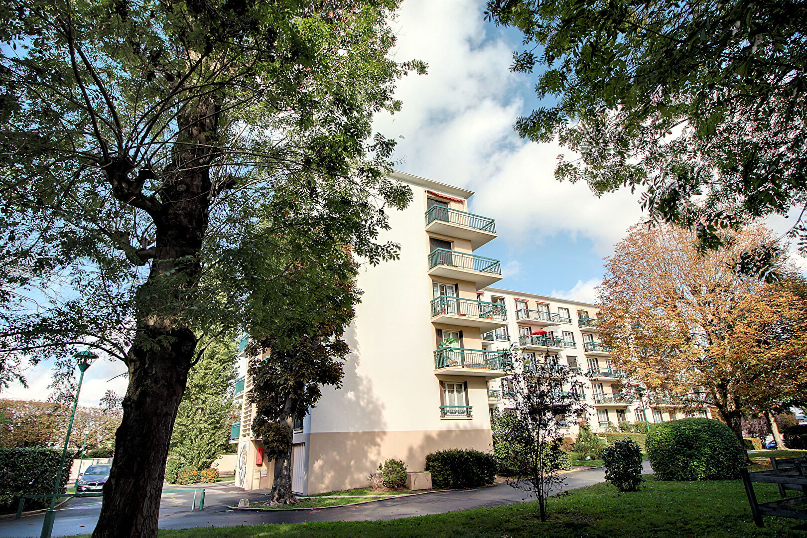 APPARTEMENT RUEIL-MALMAISON BORD DE SEINE 3 PIECES 2 CHAMBRES DERNIER ETAGE BALCON EXPOSITION SUD A RENOVER