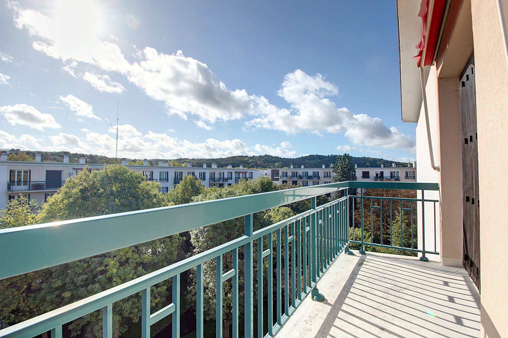 Photo APPARTEMENT RUEIL-MALMAISON BORD DE SEINE 3 PIECES 2 CHAMBRES DERNIER ETAGE BALCON EXPOSITION SUD A RENOVER image 2/6