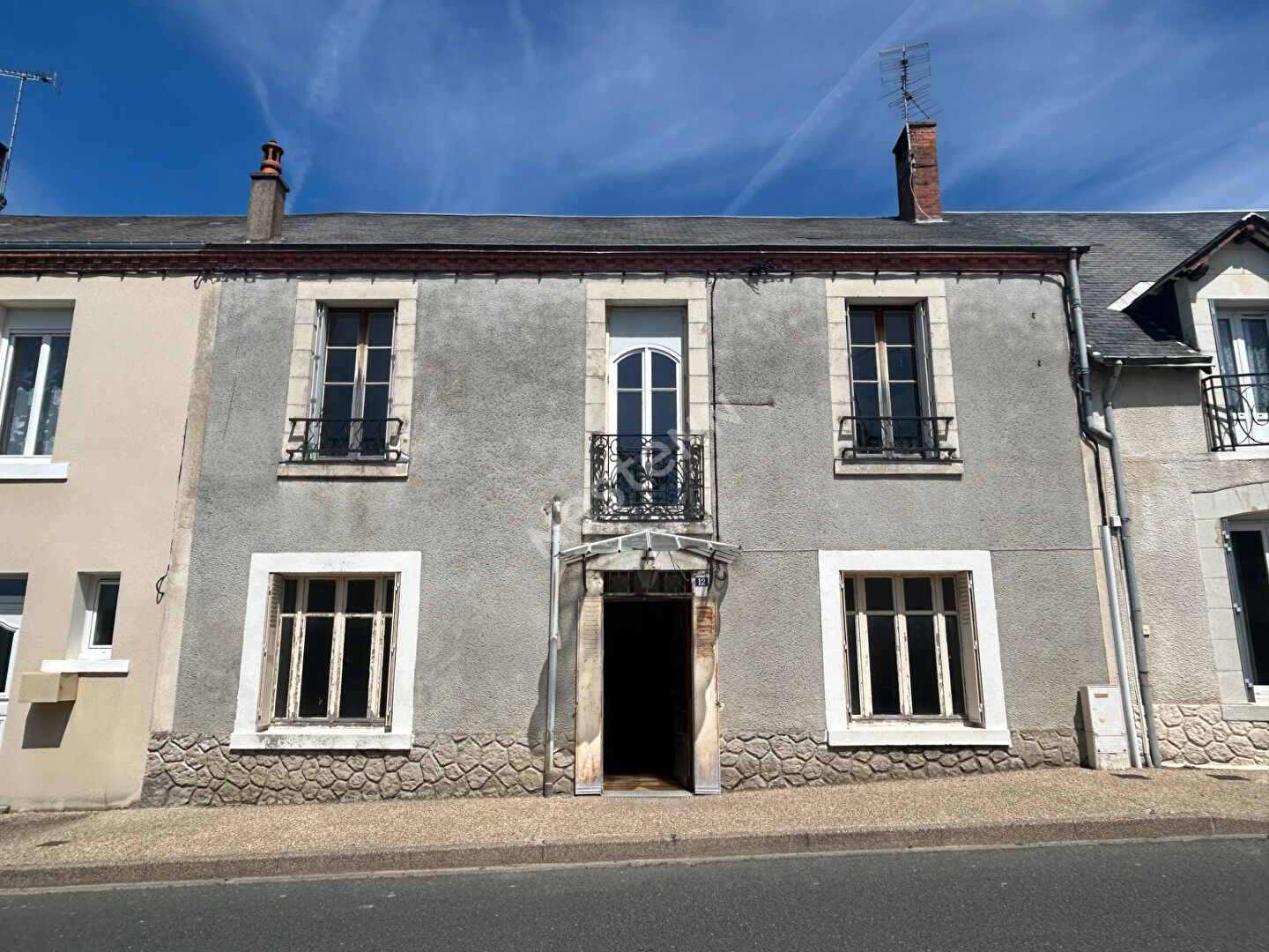 MAISON DE VILLE 4 CHAMBRES AVEC TERRASSE ET JARDIN POULAINES (INDRE 36)
