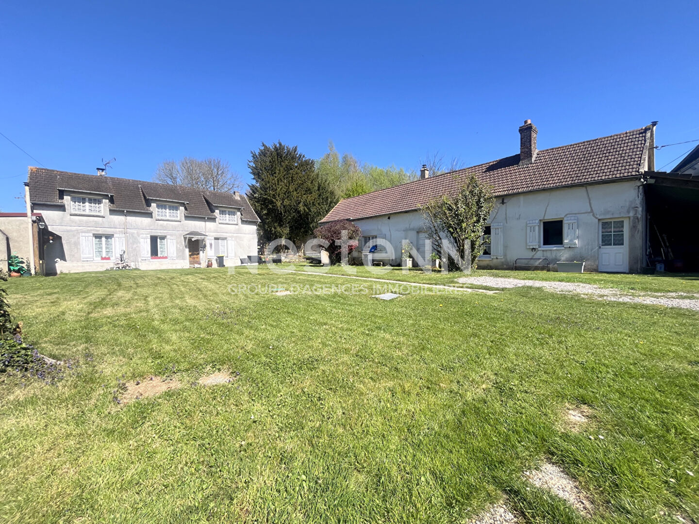 Charmante propriété ancienne pleine de potentiel sur un terrain d'environ 4 500 m². Possibilité de division, 3 terrains constructibles et dépendance aménageable.
