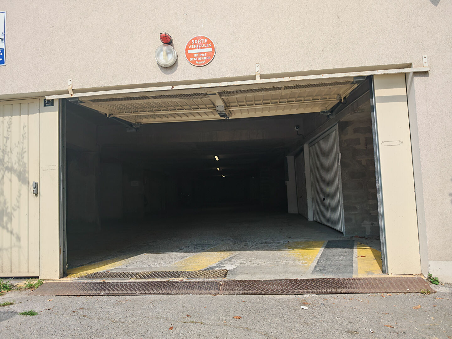 Photo Nice Californie/Magnan - Garage/box fermé de 13.5 m² avec porte coulissante facilement accessible image 2/3