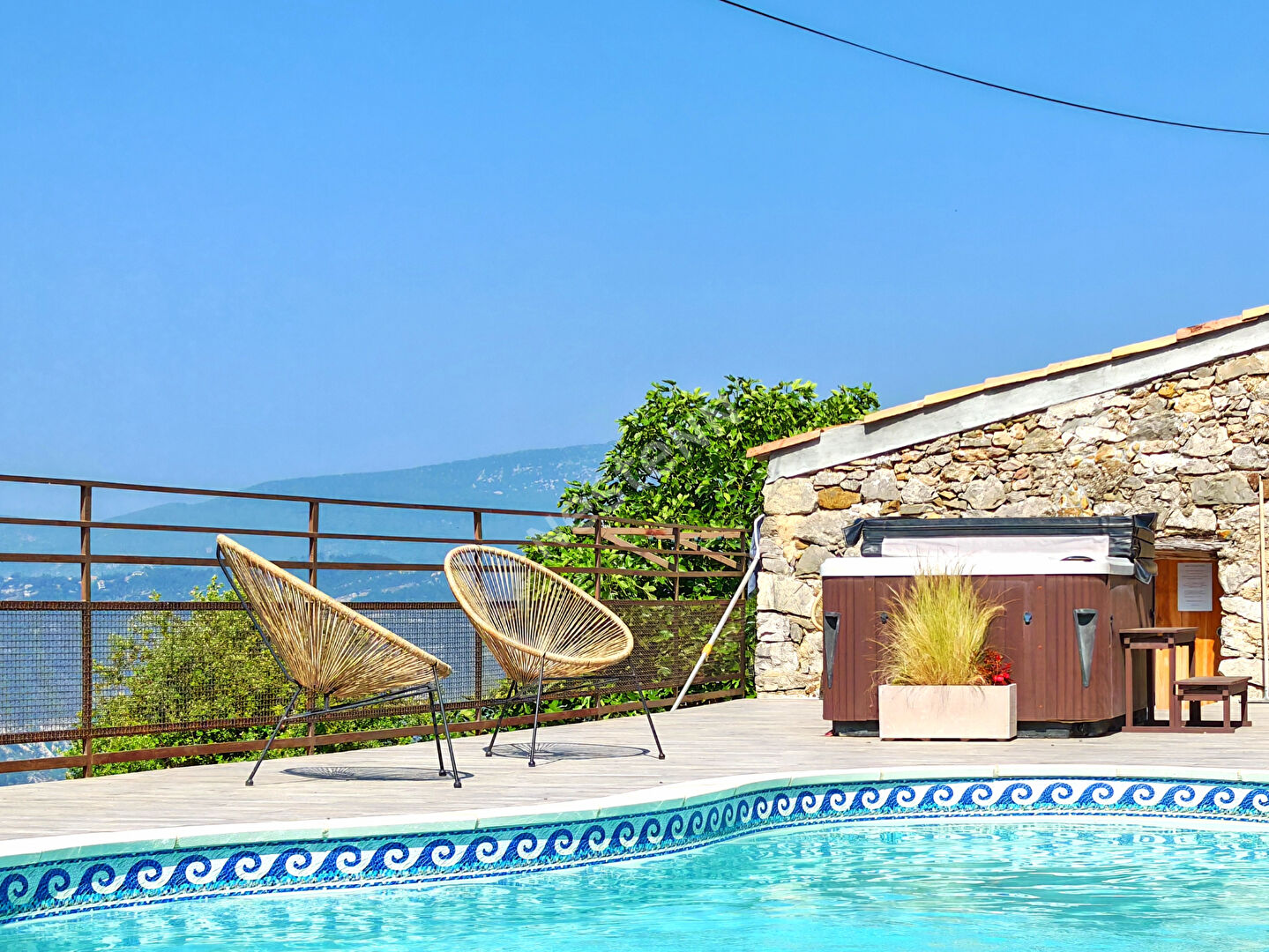 Domaine avec piscine, gîtes, à 40 minutes de Nice, 10 minutes des commodités