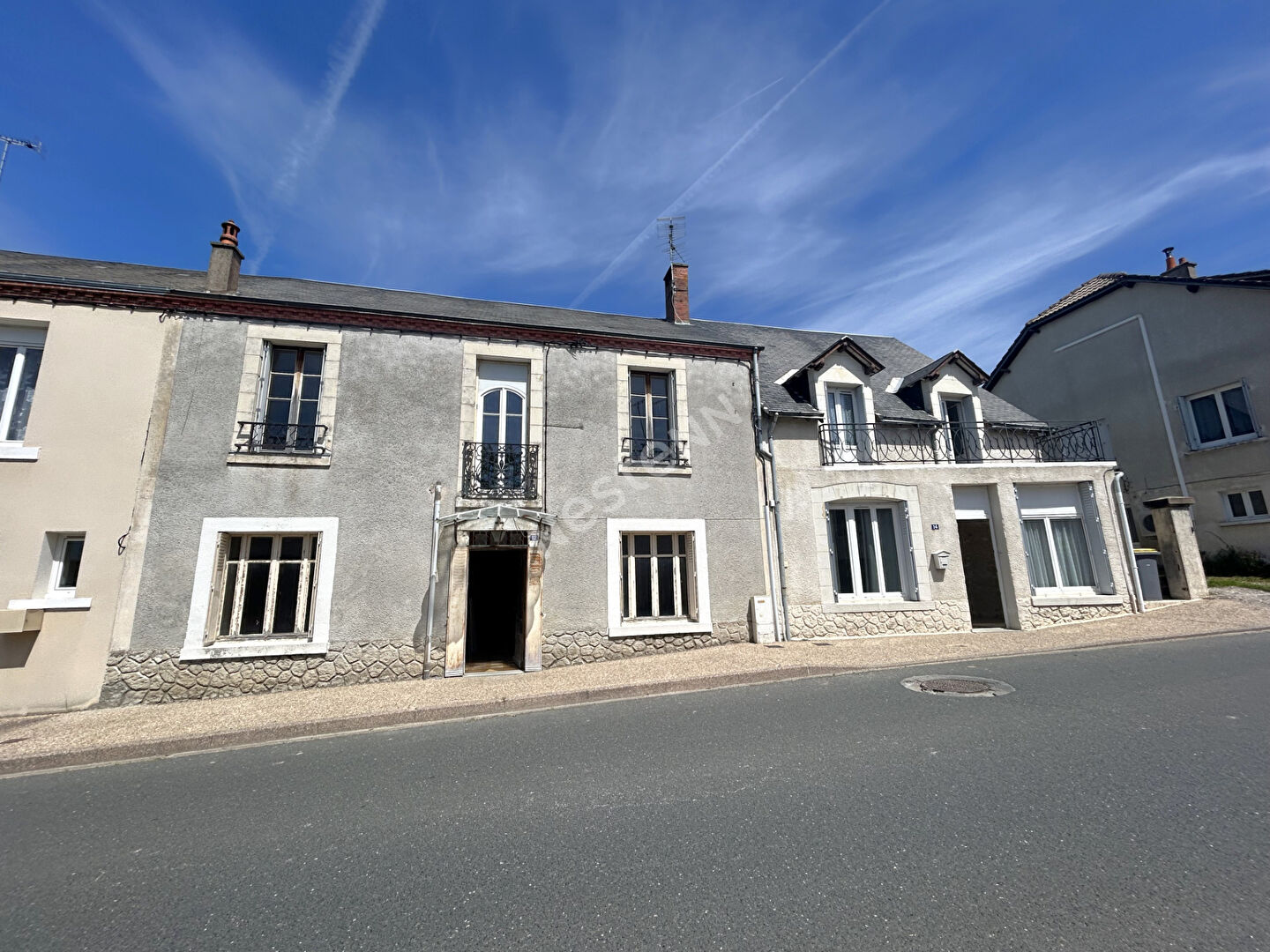 Photo ENSEMBLE IMMOBILIER DE DEUX MAISONS POUR UN SURFACE TOTALE DE 300M² EN PLEIN COEUR DE POULAINES (INDRE 36) image 1/6