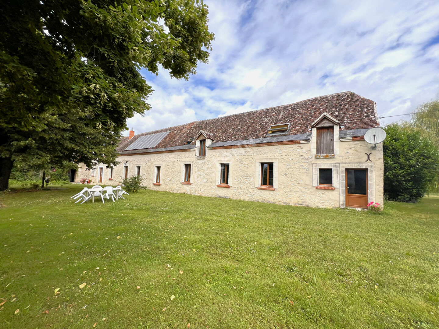 Photo Ensemble immobilier avec fermette et bâtiments sur 2,6 hectares à VAL-FOUZON (INDRE 36) image 2/6