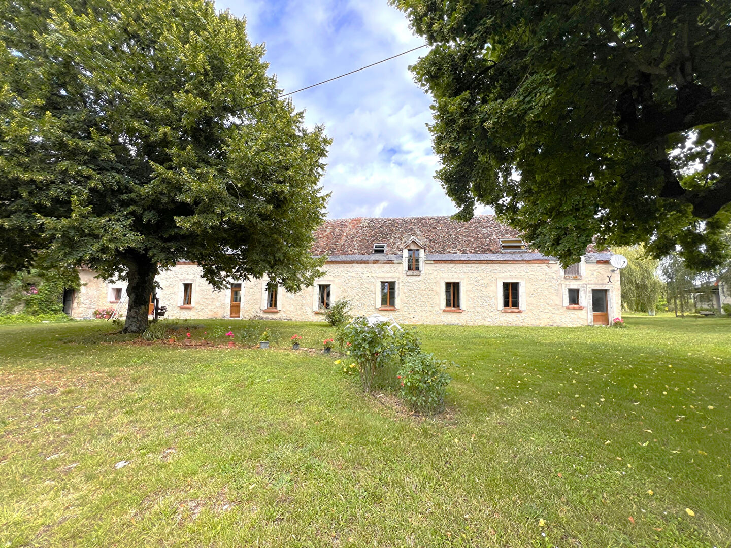Photo Ensemble immobilier avec fermette et bâtiments sur 2,6 hectares à VAL-FOUZON (INDRE 36) image 3/6