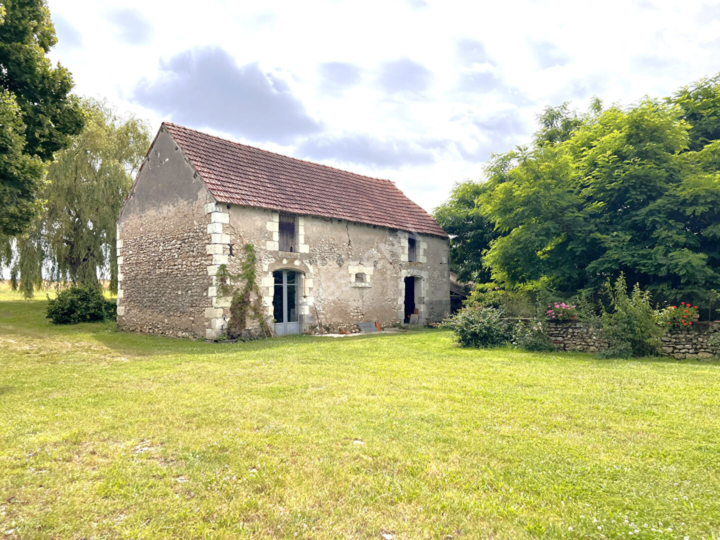 Photo Ensemble immobilier avec fermette et bâtiments sur 2,6 hectares à VAL-FOUZON (INDRE 36) image 4/6