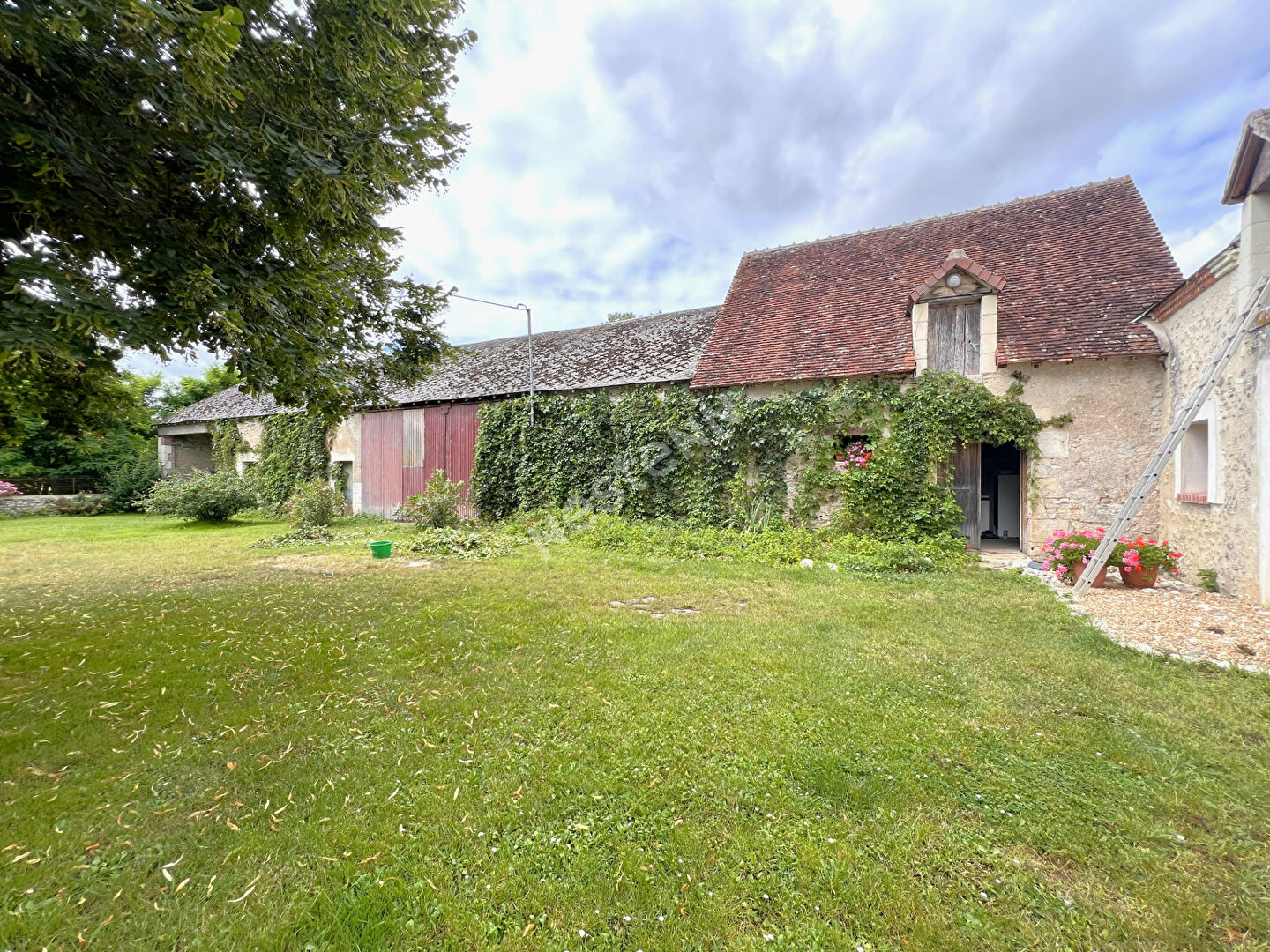 Photo Ensemble immobilier avec fermette et bâtiments sur 2,6 hectares à VAL-FOUZON (INDRE 36) image 5/6