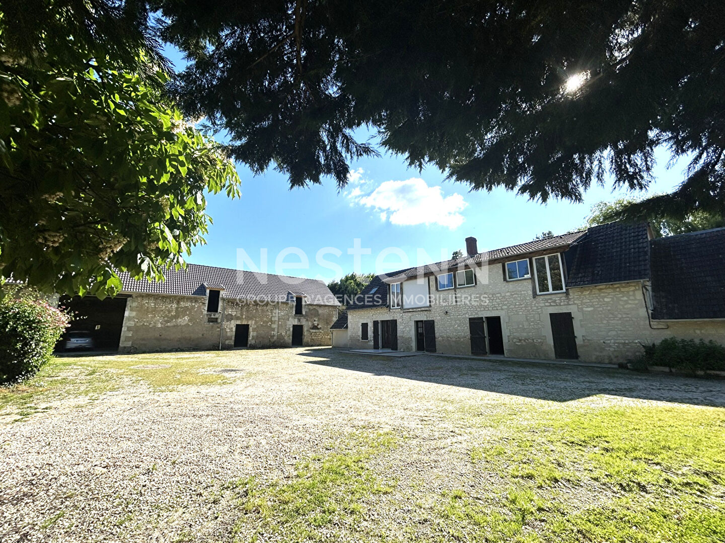 Ancien corps de ferme avec plus d'1hectare de terrain et dépendances HEUGNES (INDRE 36)