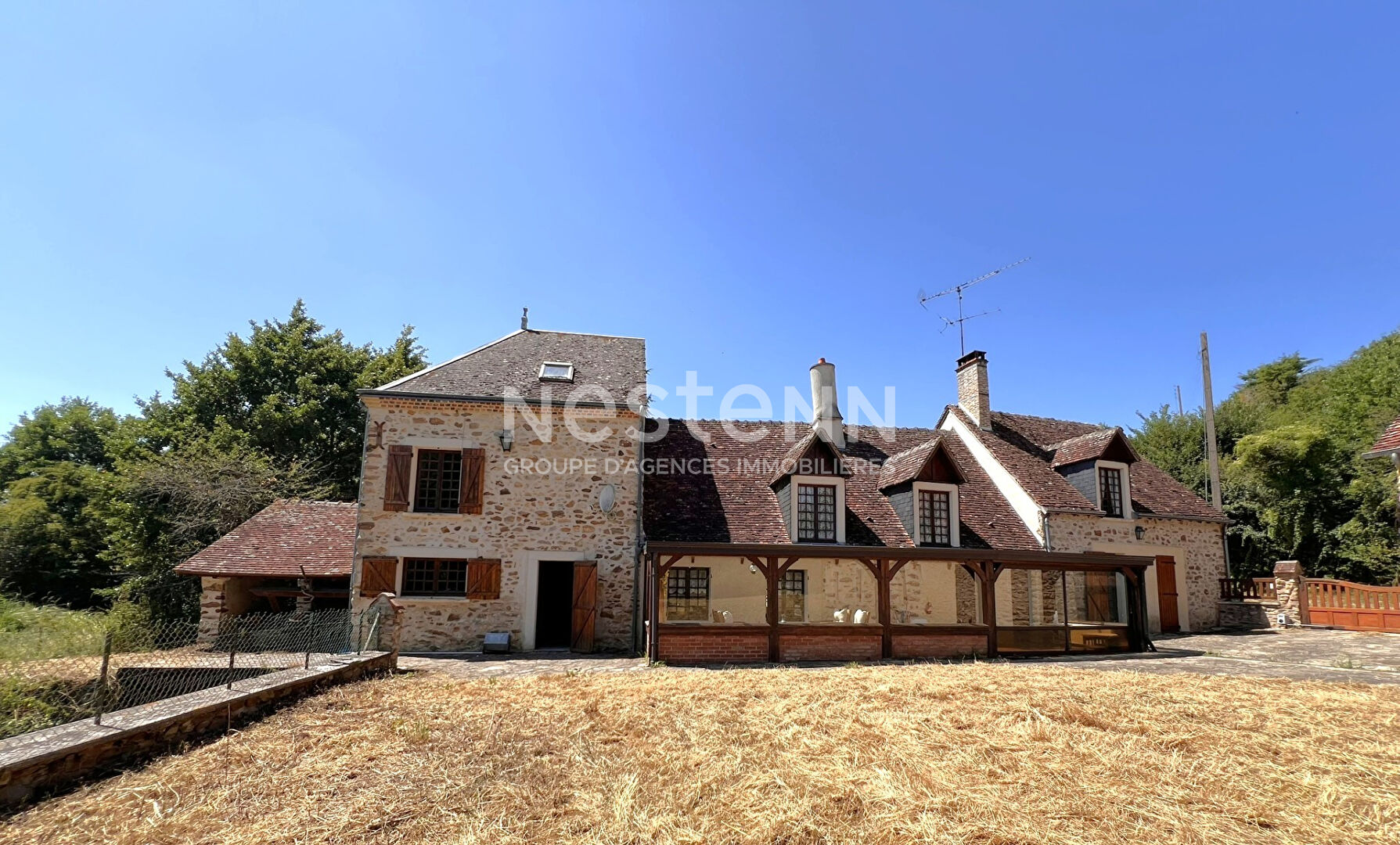 MOULIN DE CARACTERE SITUÉ À ANJOUIN  SUR 2.5 HECTARES DE TERRAIN  (NDRE 36)