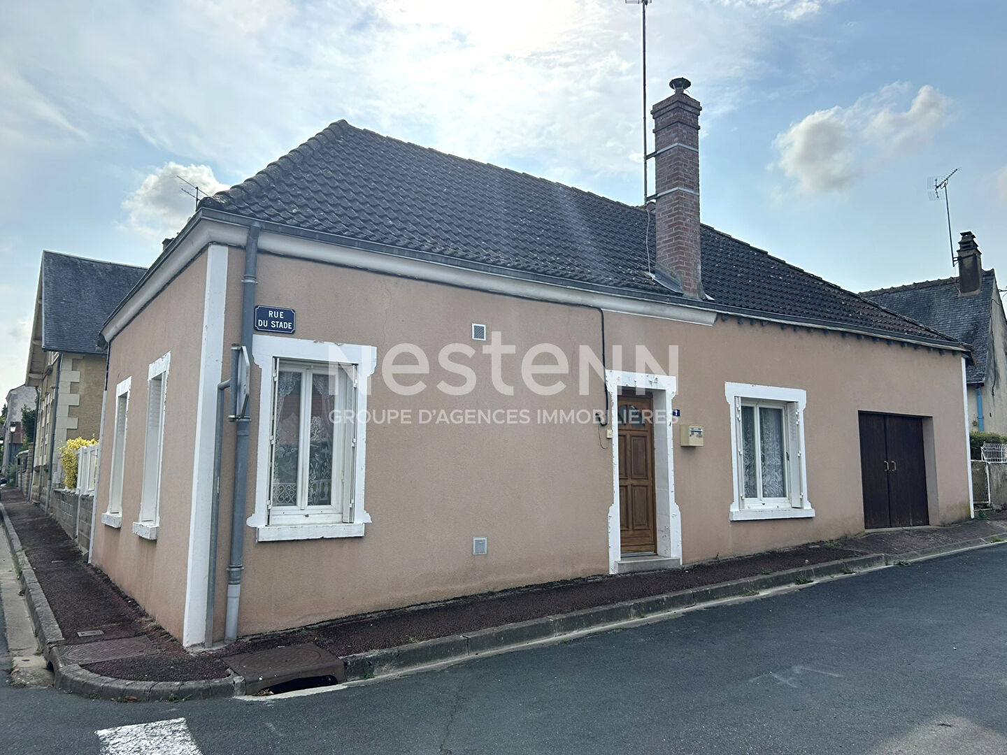 LONGERE DE PLAIN-PIED 2 CHAMBRES  AVEC COURETTE AU COEUR DE POULAINES (INDRE 36)