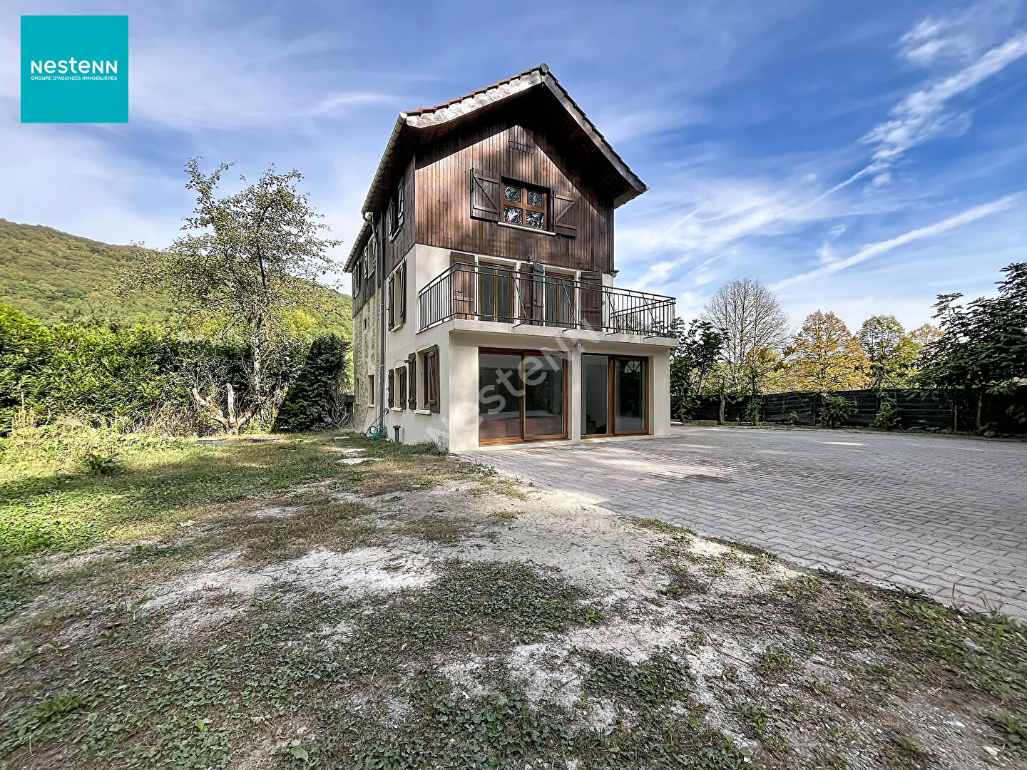 CONTAMINE SARZIN _ Maison individuelle 5 pièces d'environ 130 m², sur parcelle de 3 800 m², avec jardin, spacieux garage et carport, à vendre