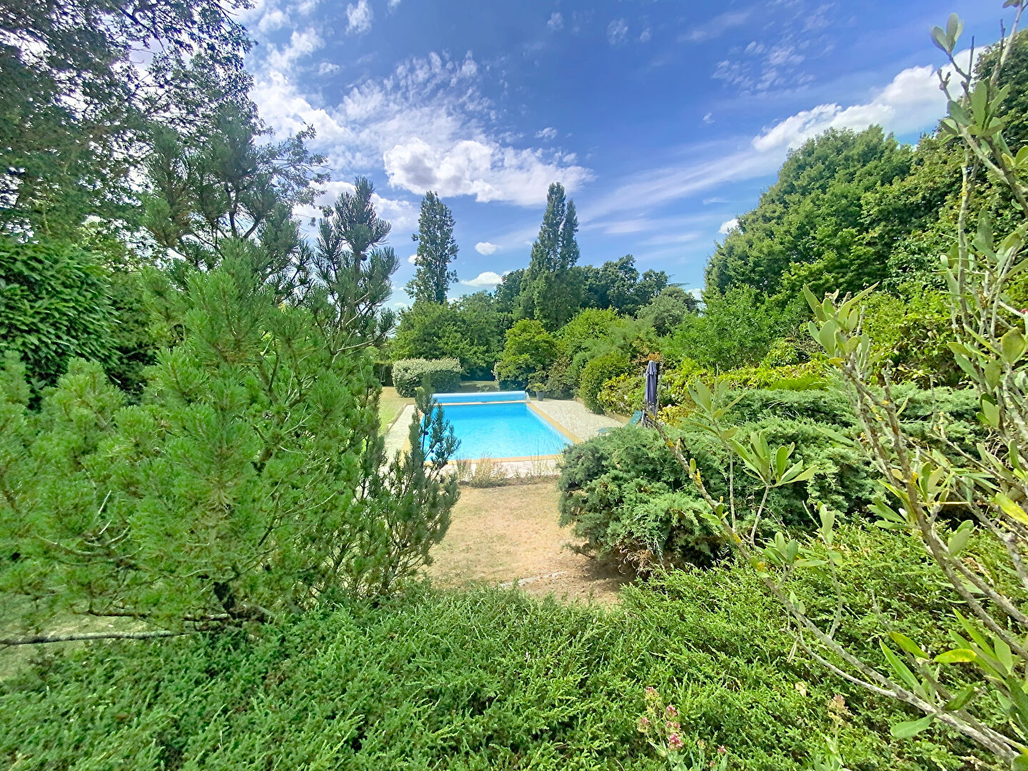 Maison à vendre à seulement 15 minutes d'Angers Sud, offrant de beaux volumes et un joli jardin entièrement clos au calme