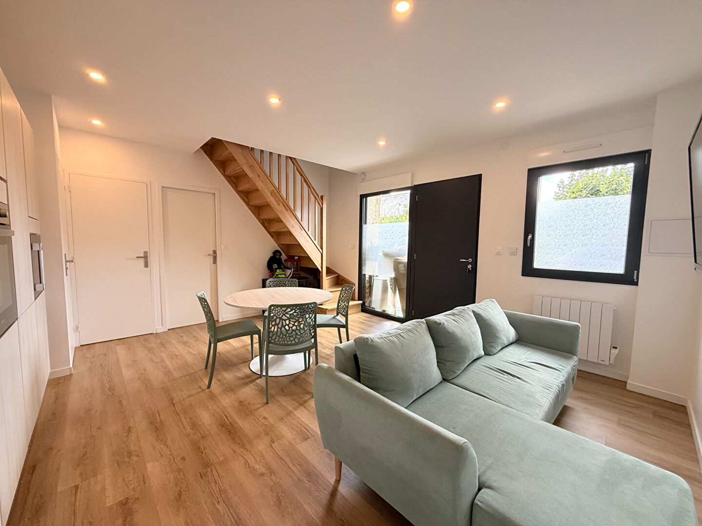 Maison entièrement rénovée composée de 3 chambres, située à Bécon Les Granits