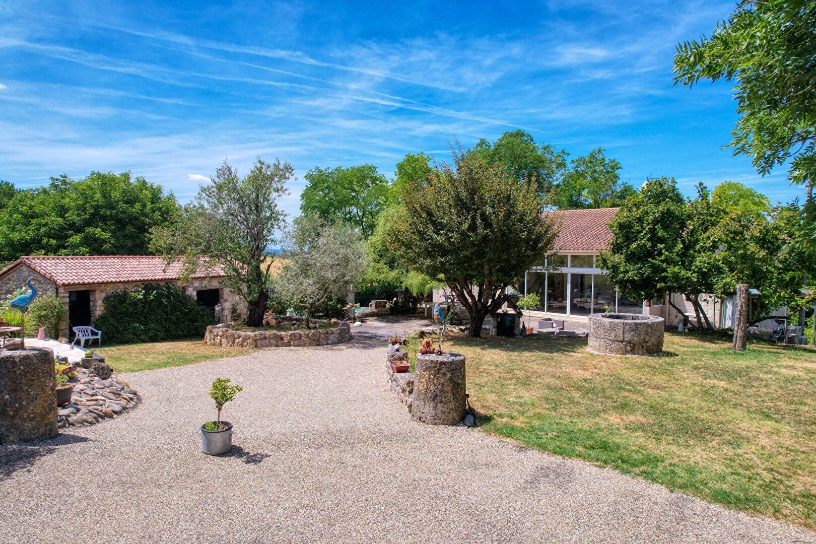 SAINT-PIERRE DE CLAIRAC - Propriété en pierres de 240m² habitables, 4 chambres, 1 grange de 265m² et 1 dépendance sur un parc arboré de 2.5 hectares