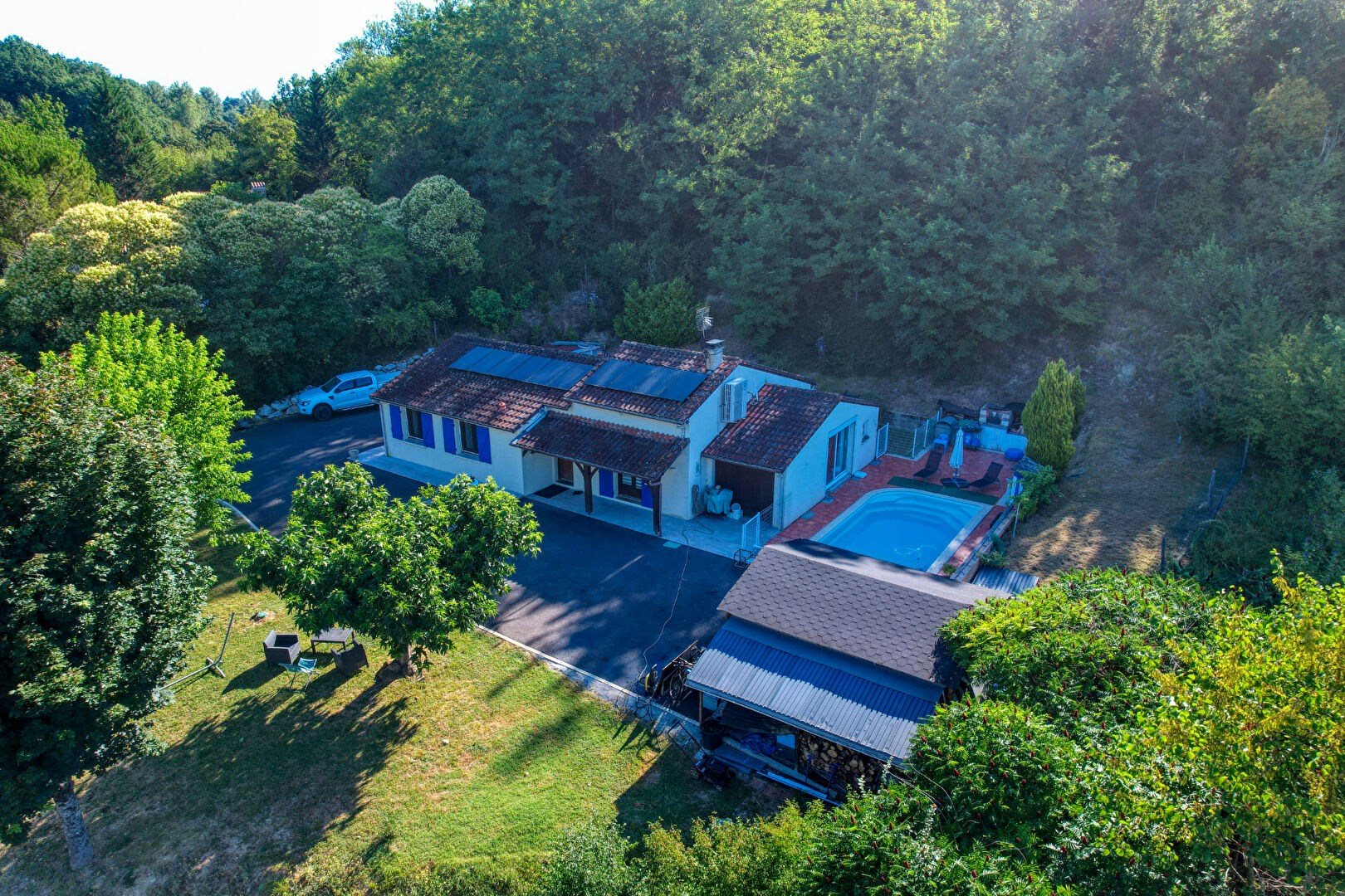 Maison plain-pied de 125m² composée de 3 chambres avec garage, piscine, et jardin.