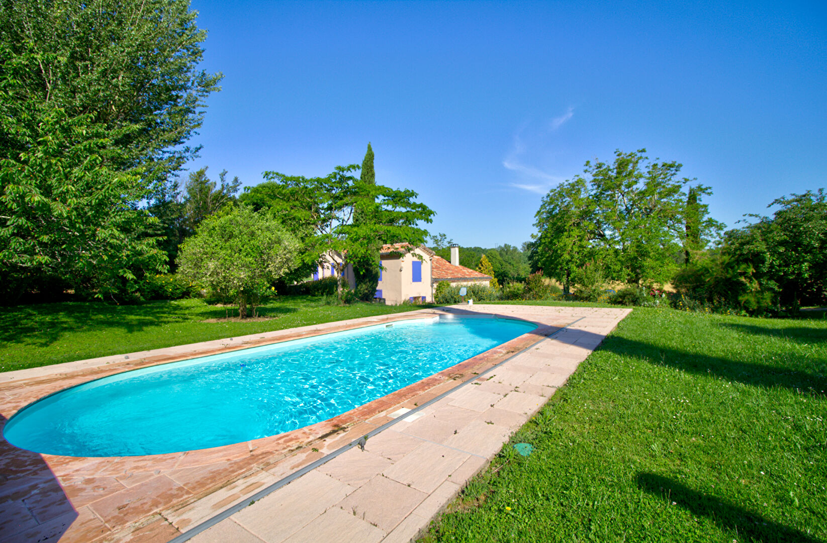 AUBIAC- Moulin en pierre de 205m² habitables, 5 chambres, double garage et terrain de 7700m² avec piscine.
