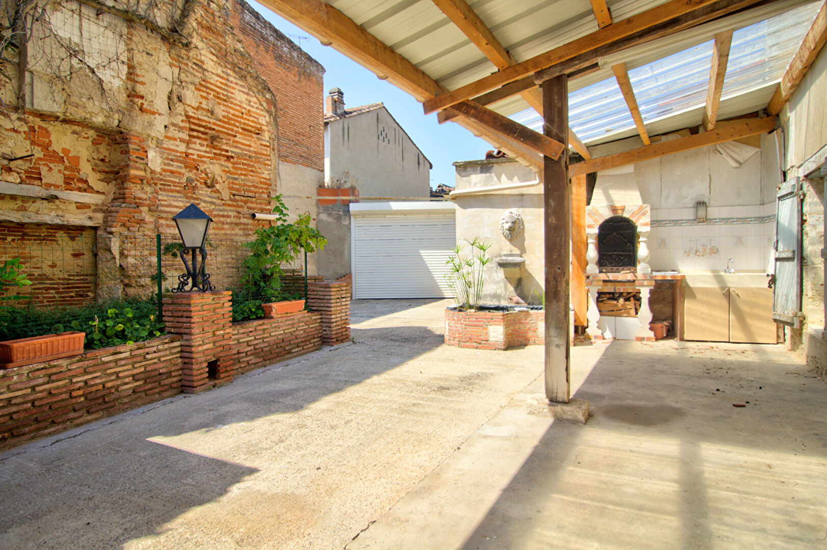 Layrac - Maison de ville de 160m2 avec extérieur, 4 chambres, combles aménageables et place de parking.