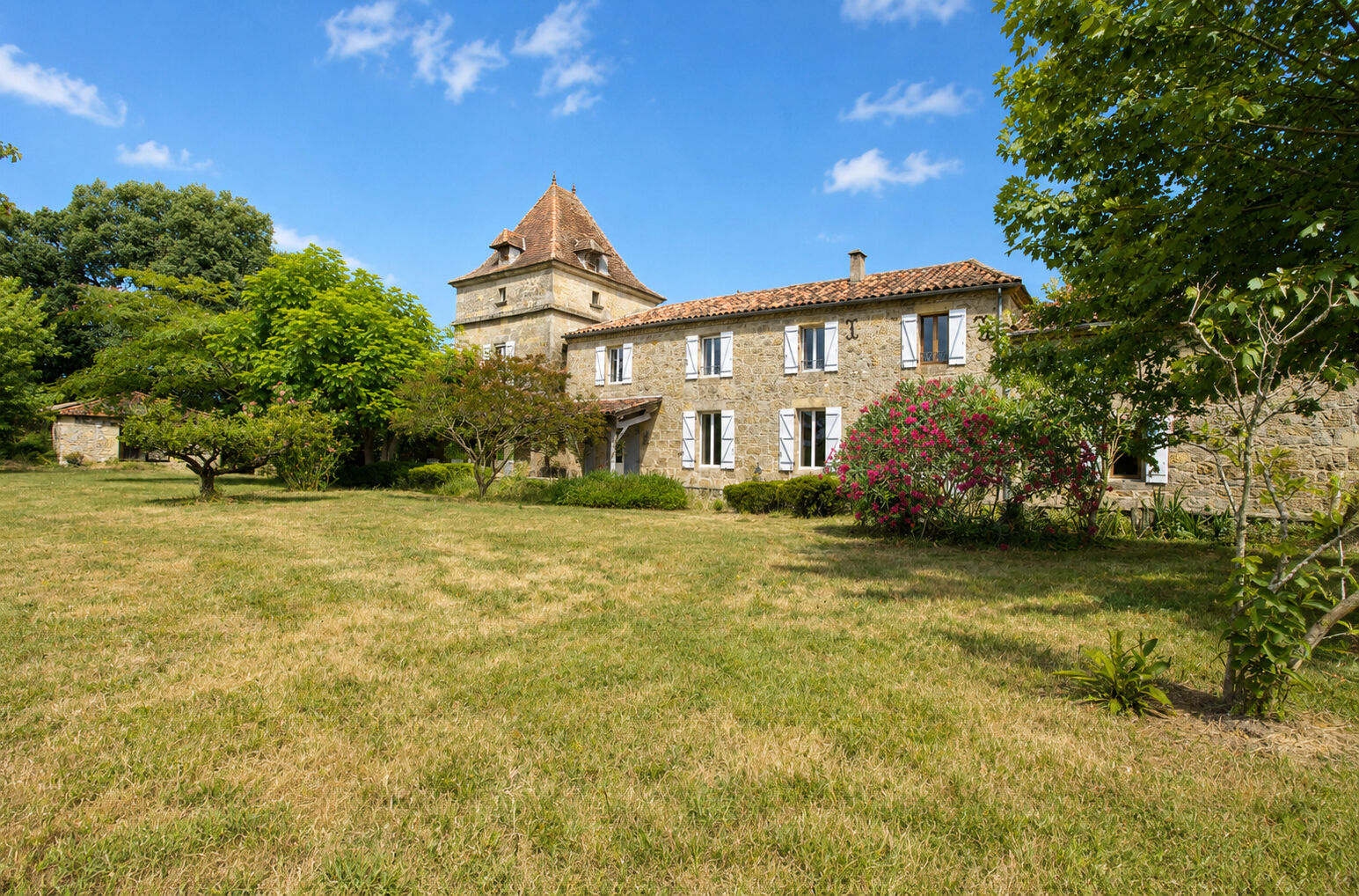 PRAYSSAS - Ancienne ferme de caractère de 230m² composée de 5 chambres, dépendances sur plus de 1,7 hectare