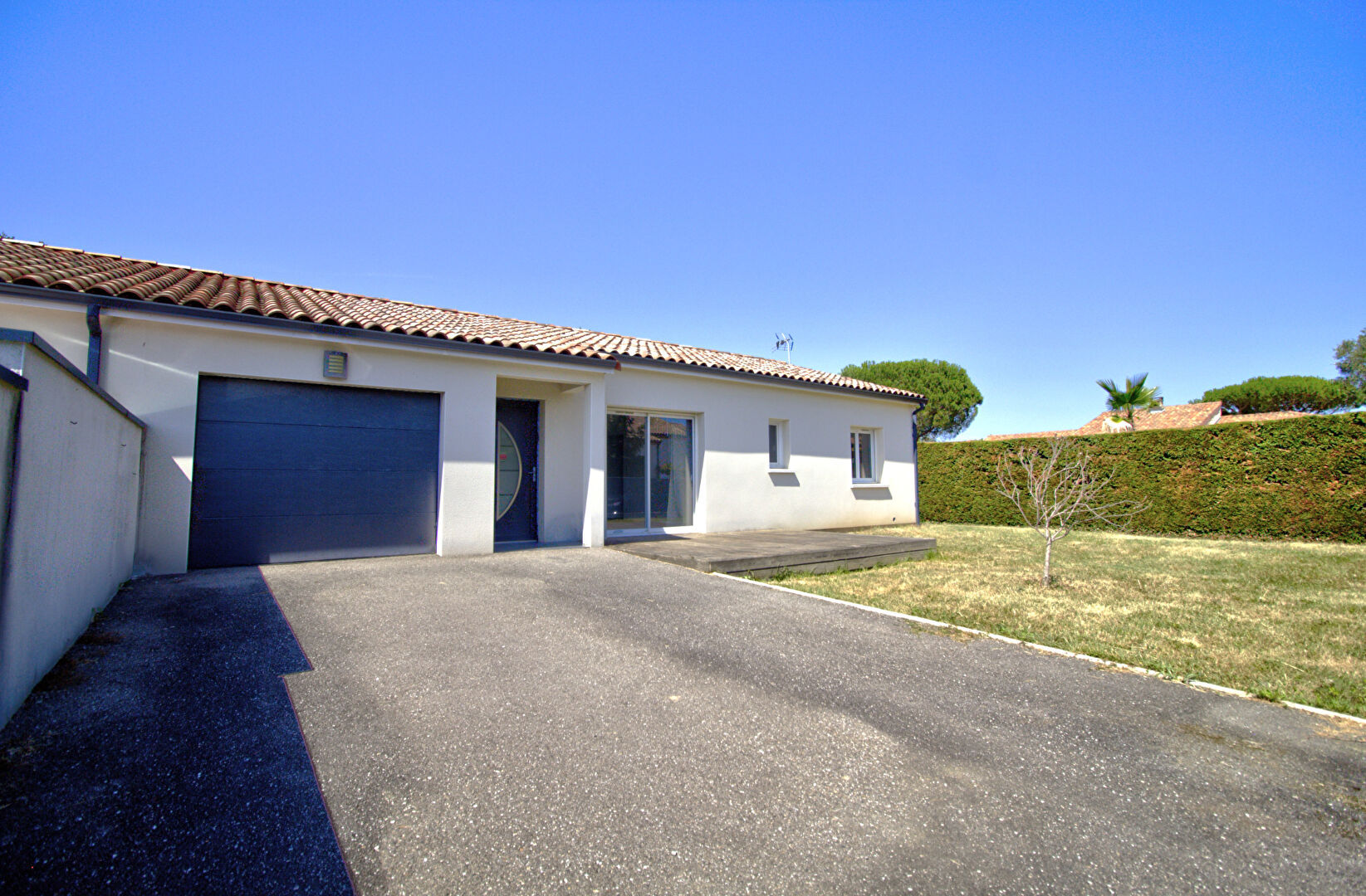 BOE quartier La Couronne - Maison récente de plain pied de 94 m² avec 3 chambres, terrasses, garage et jardin.