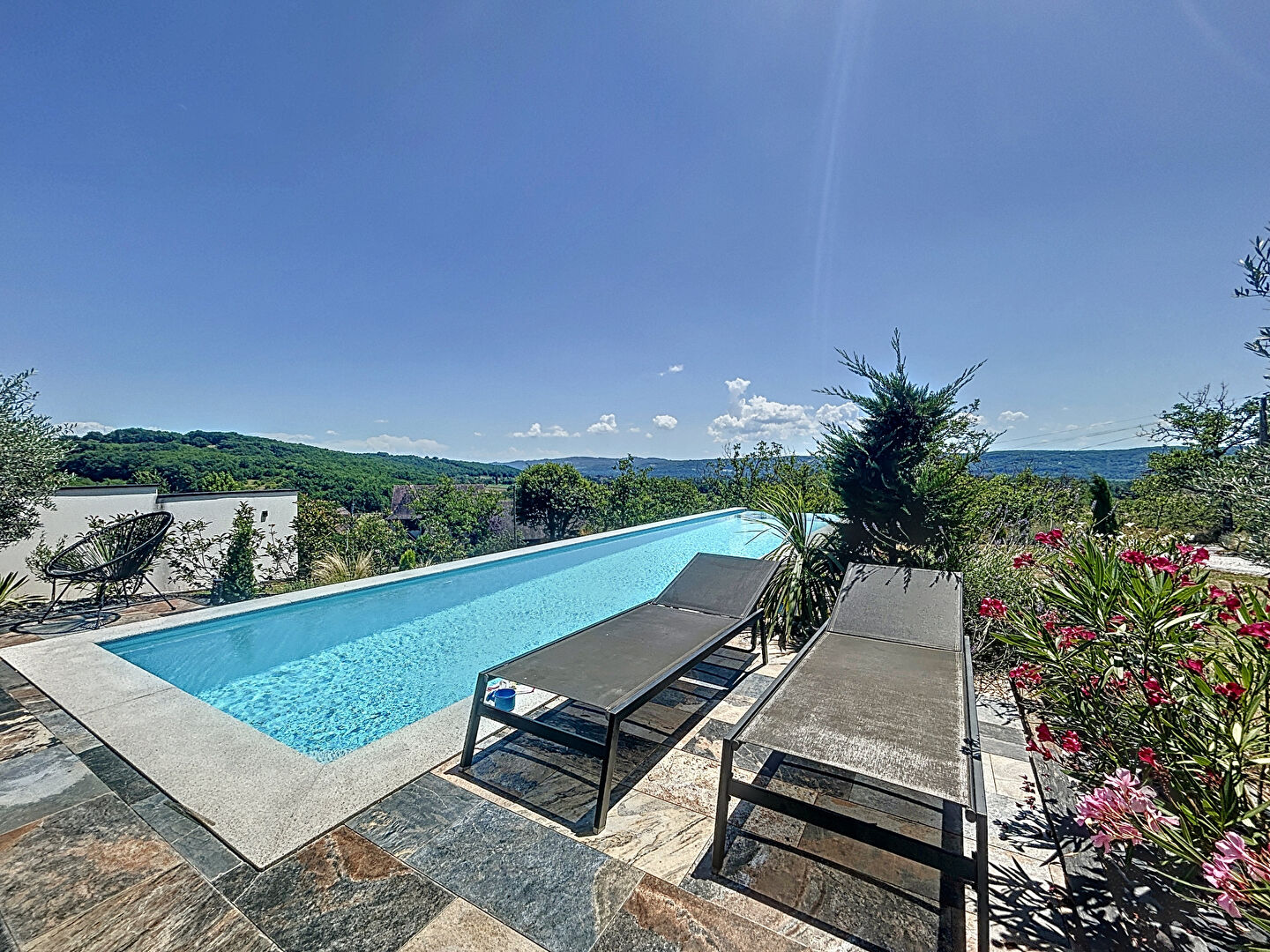 Villa de luxe à vendre proche Puybrun : Couloir de nage à débordement, Véranda avec SPA, cuisine d'été, PAC, Panneaux solaires, Vie de plain pied, Beaux volumes, vue imprenable, Matériaux haut de gamme.