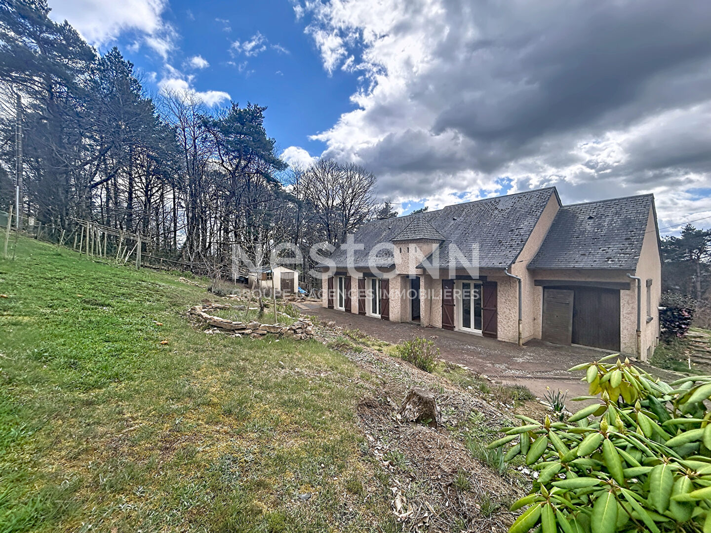 Maison de plain pied à vendre : Palazinges, 92m2 habitable, pièce de vie de 47m2, jardin arboré, 3 chambres, vue, poêle à bois et isolation récente, Garage