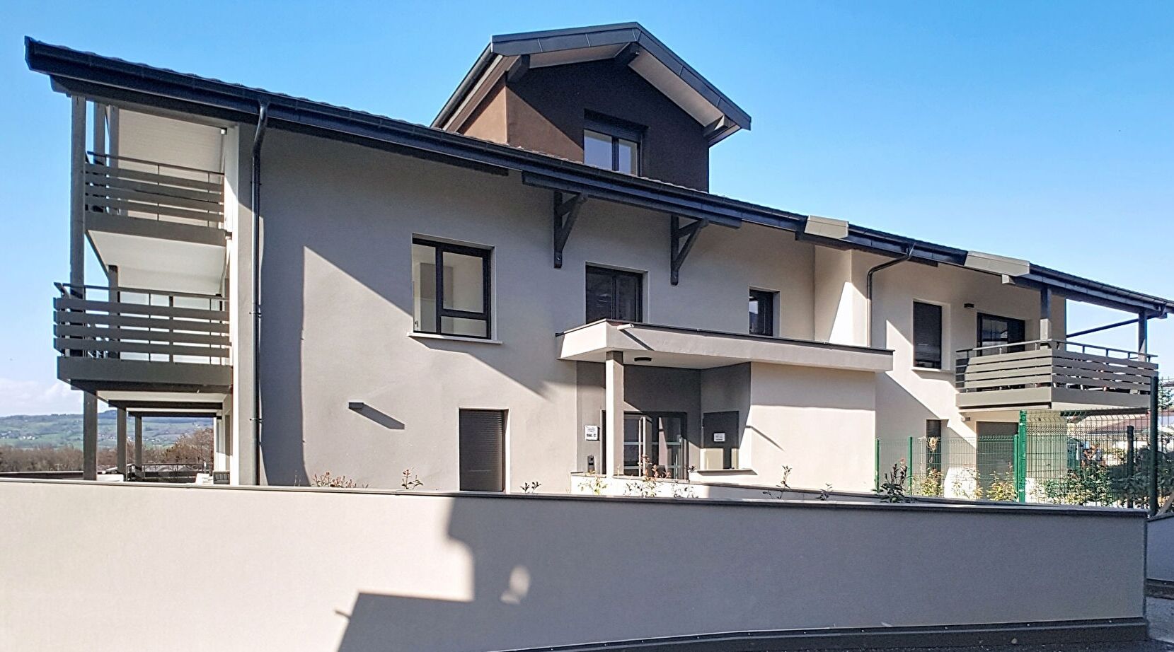 Modern property in Haute-Savoie, Auvergne-Rhône-Alpes featuring three bedrooms and contemporary architecture.