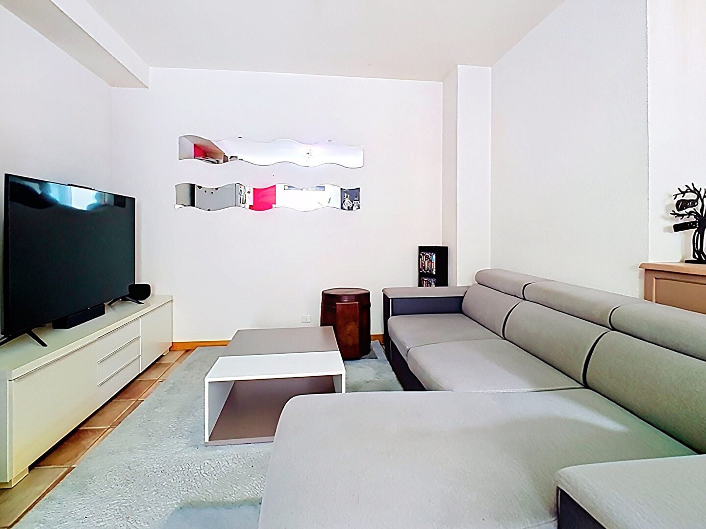 Bright children's bedroom featuring a blue bed, vibrant green walls, and a bookshelf, located in Haute-Savoie