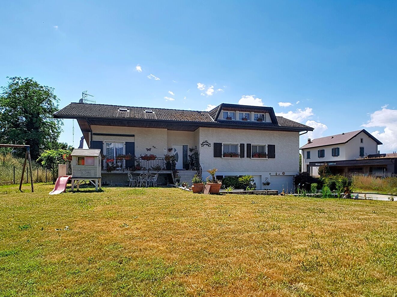 Five-bedroom property in Haute-Savoie with garden space and views, situated in the Auvergne-Rhône-Alpes region.