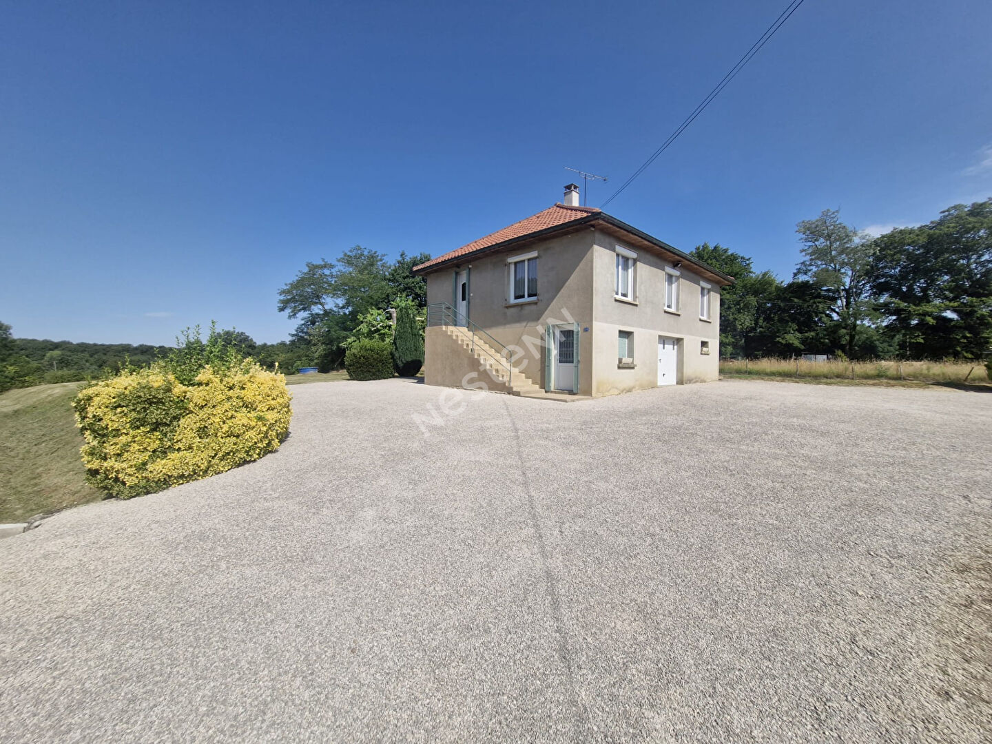 Propriété composée d'une maison sur sous-sol ainsi que de vastes dépendances entre Cuiseaux et Saint-Amour
