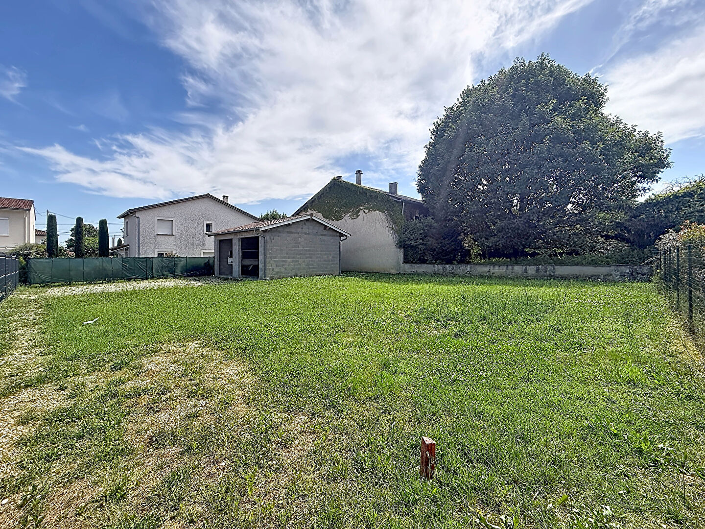 Terrain Bourg Saint Christophe 541 m2 avec un garage de 50m² au sol, clot et viabilisé.