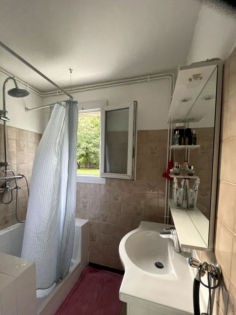 Photo OULLINS  Appartement T3,  de 55m2 2 Chambres, balcon, cave image 4/6