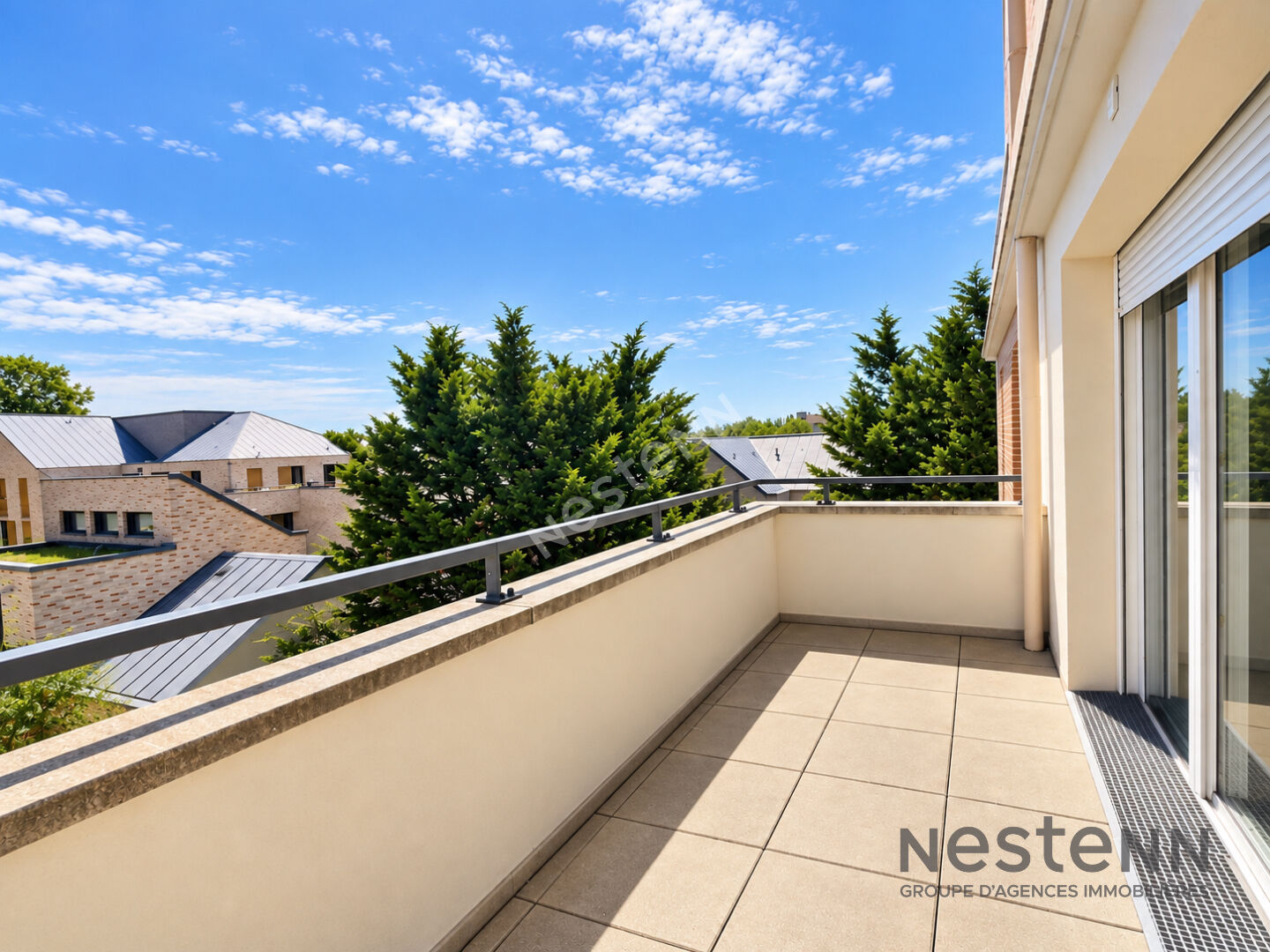 Appartement 2 pièces en dernier étage à Neuilly-sur-Marne avec balcon et garage