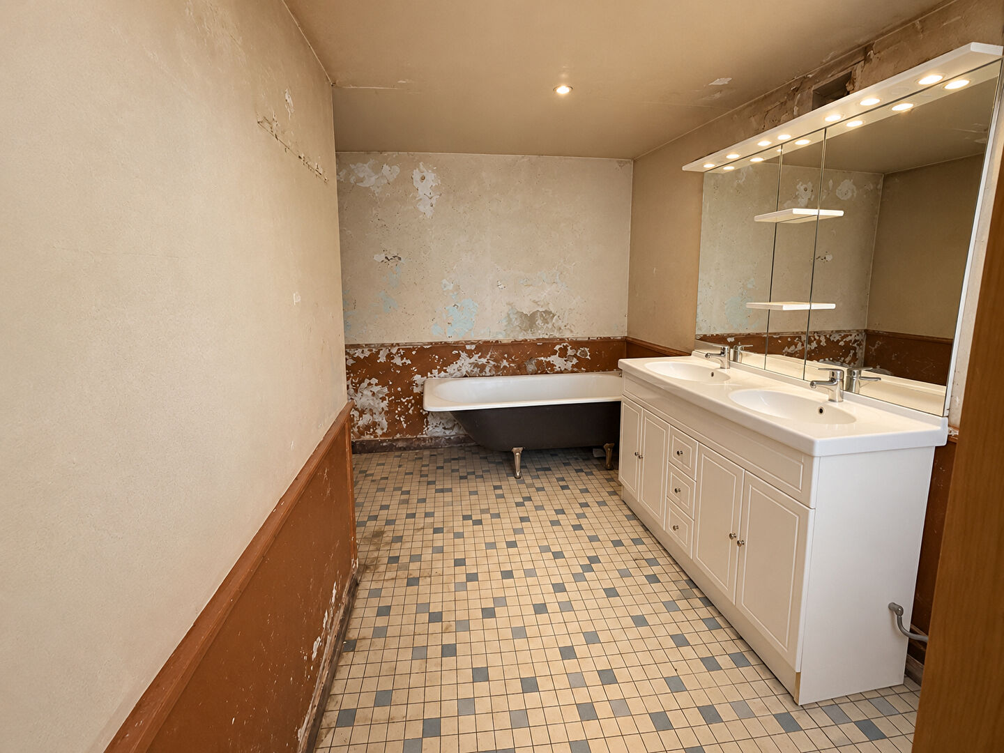 Vous recherchez un bien à rénover ? Cette maison est faite pour vous !
