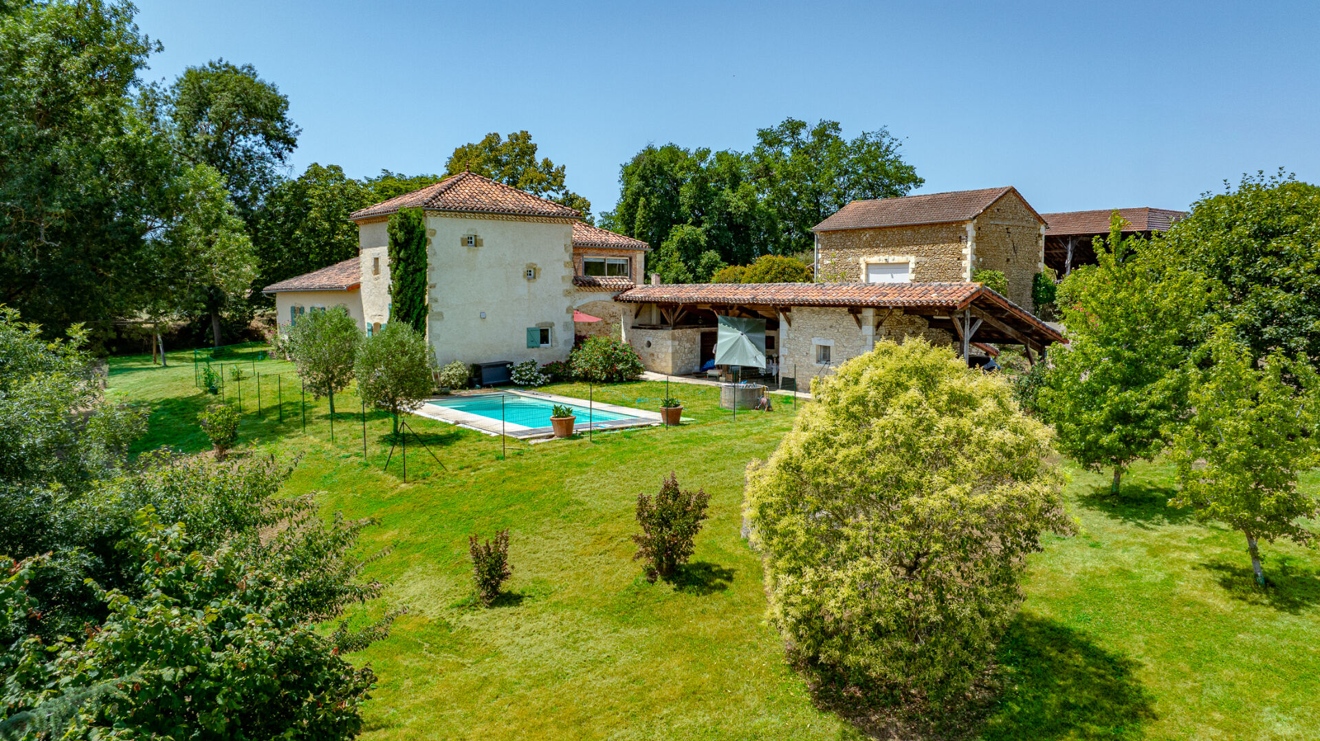 À vendre magnifique propriété de 308 m² au coeur de la campagne gersoise