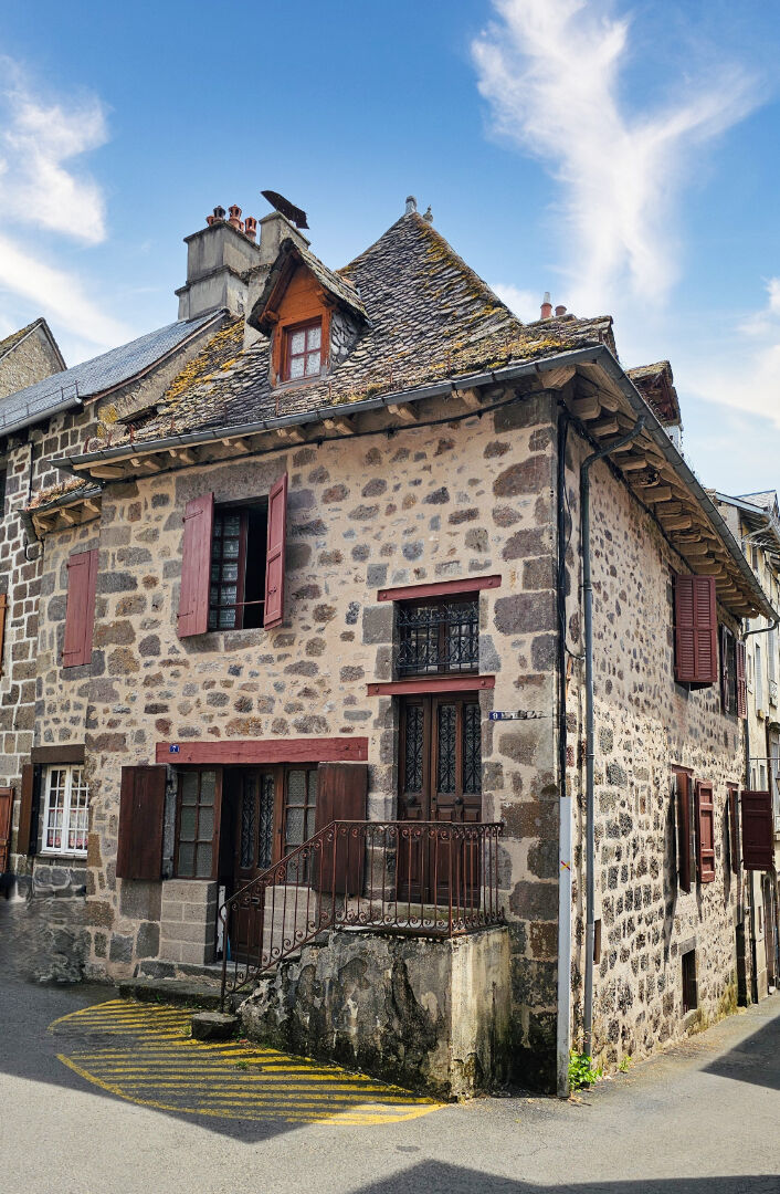 A vendre à Vic-sur-Cère, à 20 minutes d'Aurillac, Maison de village en pierre de type 7, à rénover.