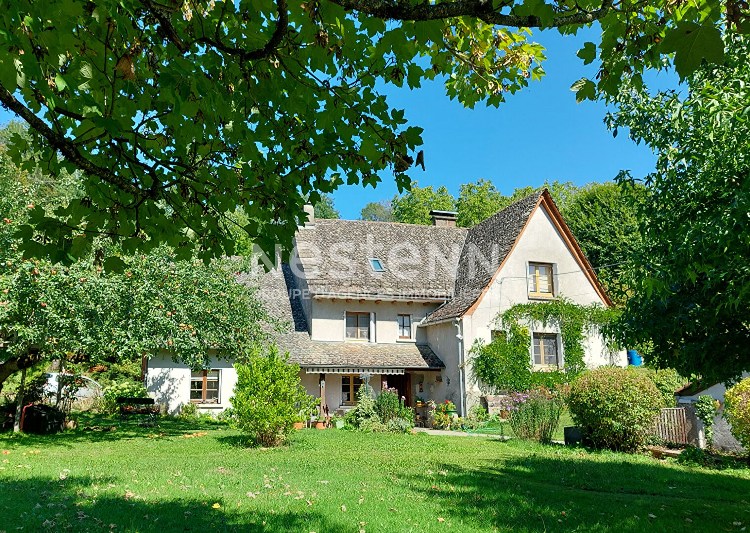 A vendre à Marmanhac, sur terrain d'environ 4000 m², maison de type 6 d'une surface de 157 m² avec carport, garage et piscine