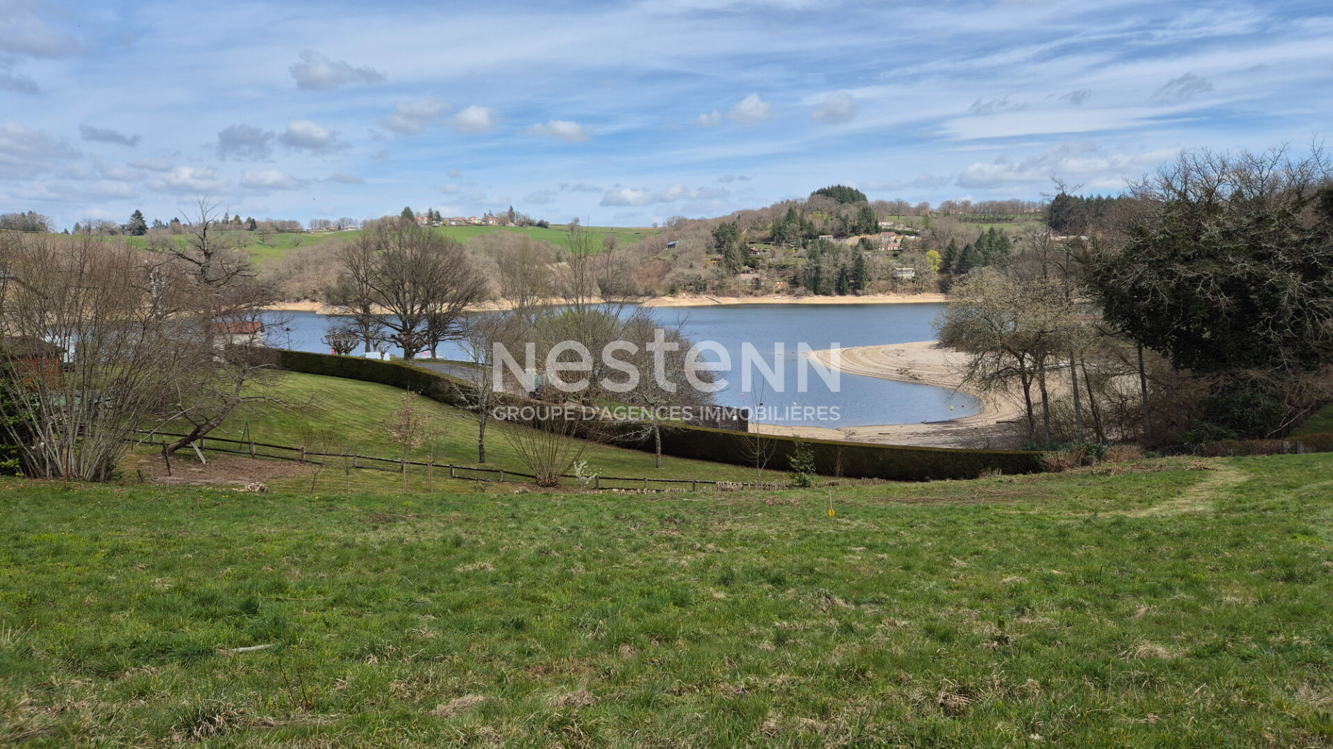 Au Rouget Pers, à vendreTerrain d'exception viabilisé avec vue sur le lac, 1 540 m². Rare à la vente !