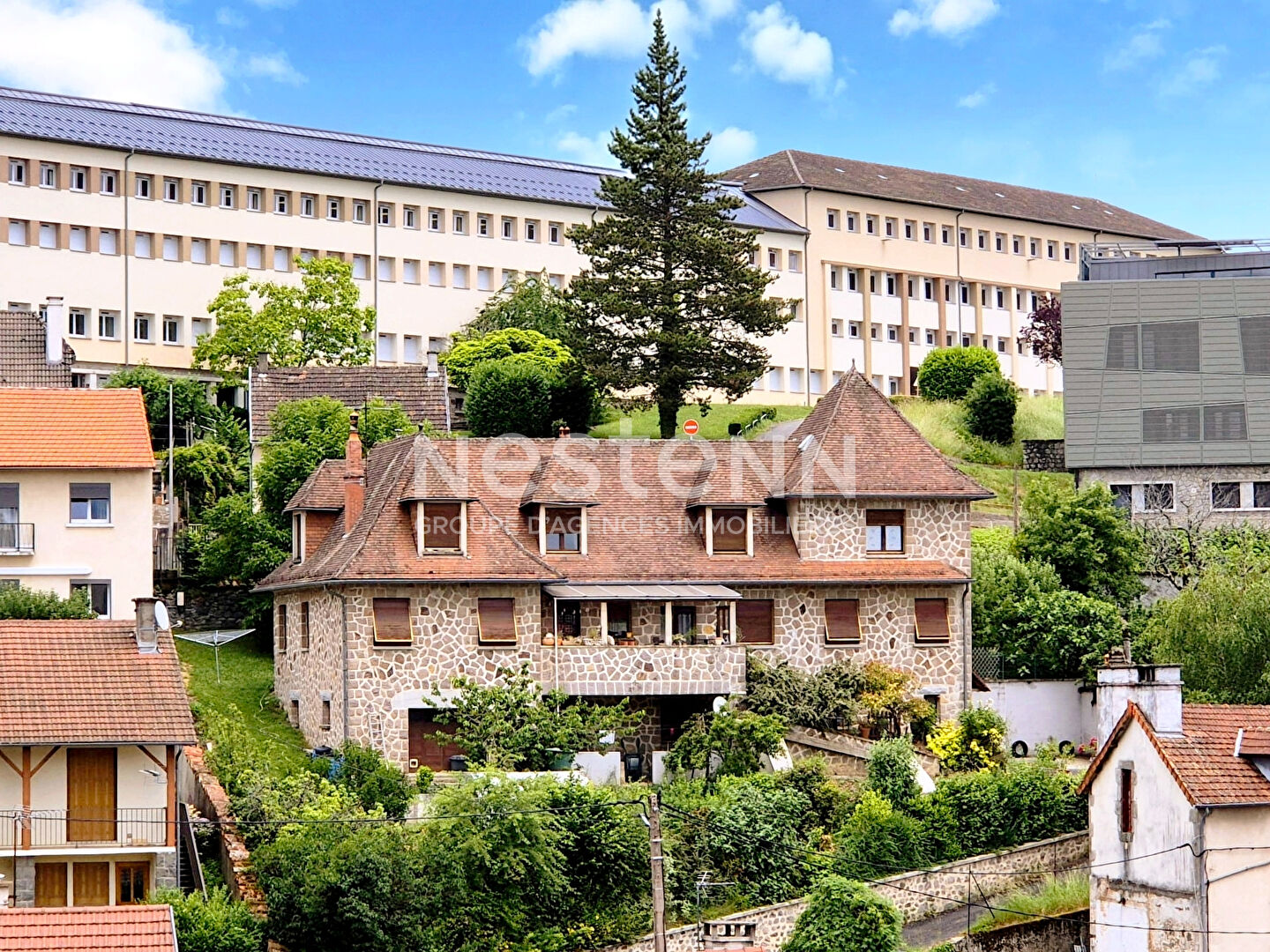 A vendre à Aurillac, à deux pas du centre-ville, Maison 8 pièces d'une surface d'environ 250 m², avec jardin, terrasses et garage.