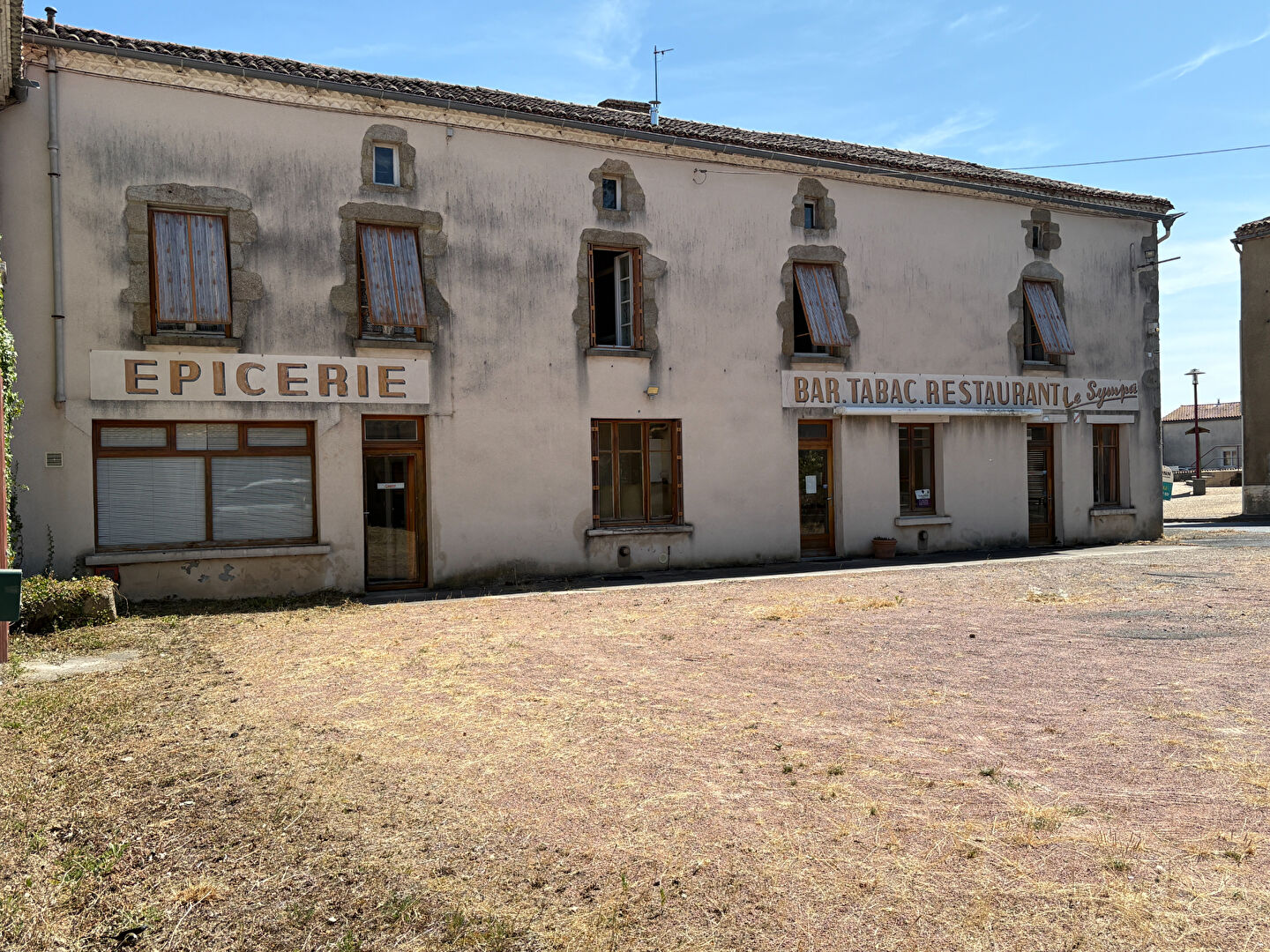 Ensemble immobilier à vendre à Geay travaux à prévoir