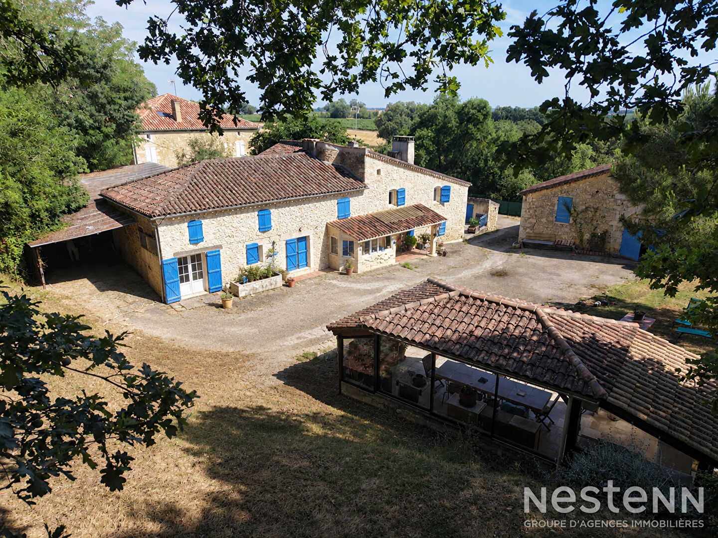 A Vendre Maison en pierre rénovée avec dépendances, piscine et parc arboré sur un hectare