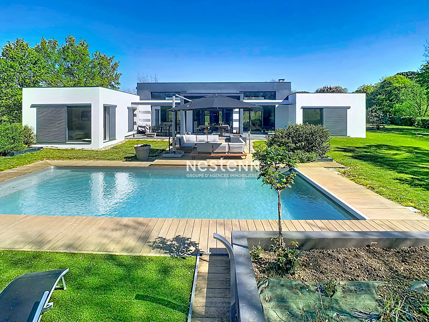 A vendre Demeure contemporaine de 228m² 5 chambres et piscine avec terrain de 6273m²