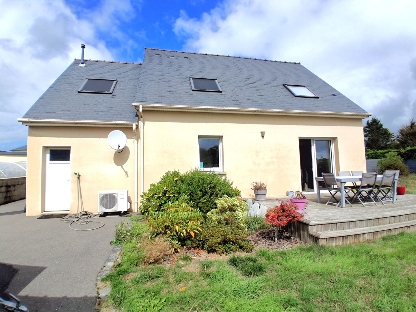 Maison familiale de 2017 à Ploudaniel : 4 chambres, vie de plain-pied et DPE A