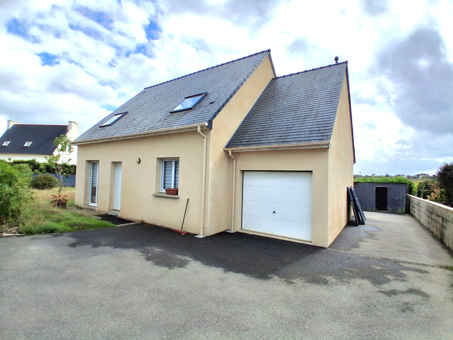 Maison familiale de 2017 à Ploudaniel : 4 chambres, vie de plain-pied et DPE A