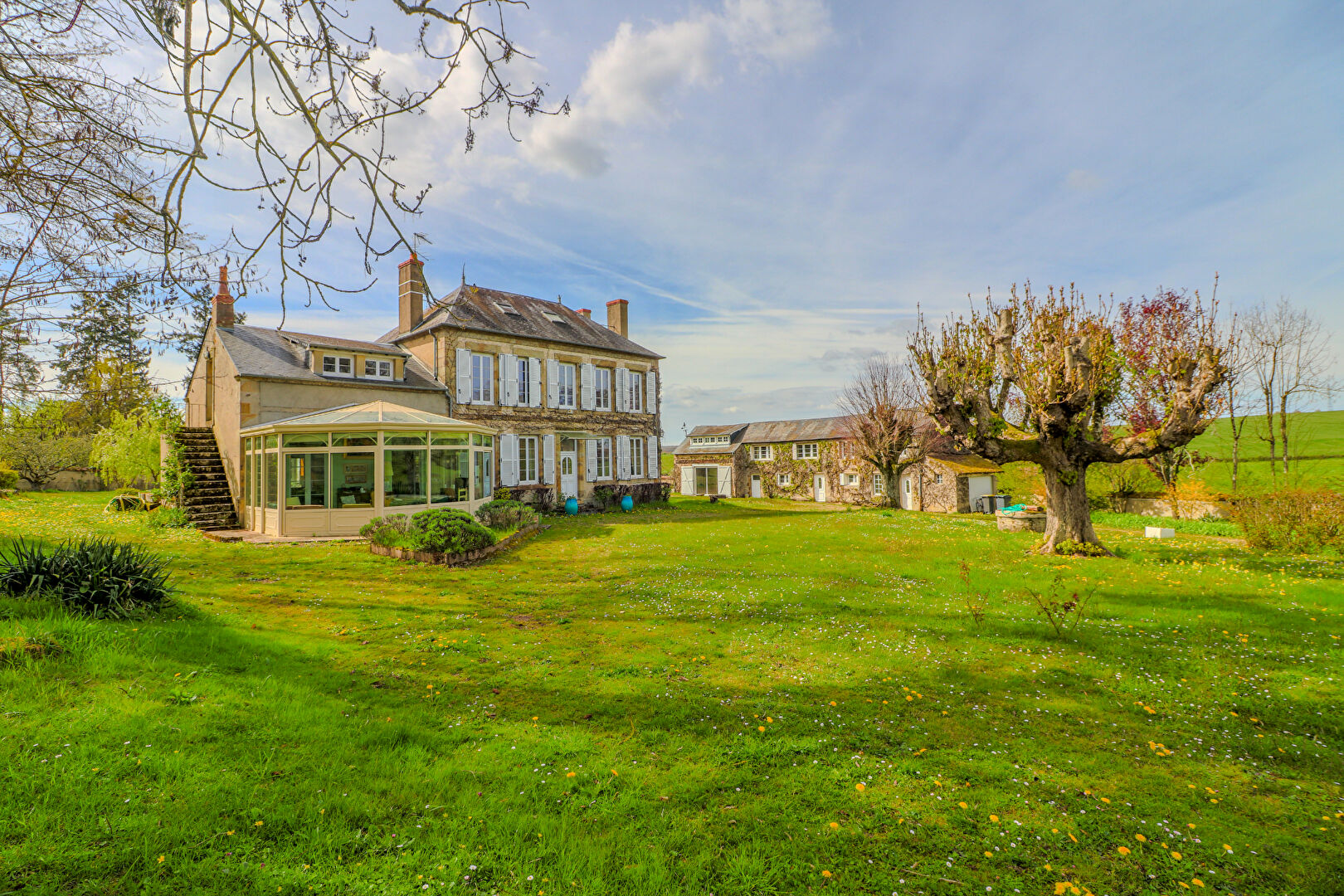 Propriété Druy Parigny 404 m2, 2 hectares, piscine, terrain, gite, locatif, 2H30 de PARIS