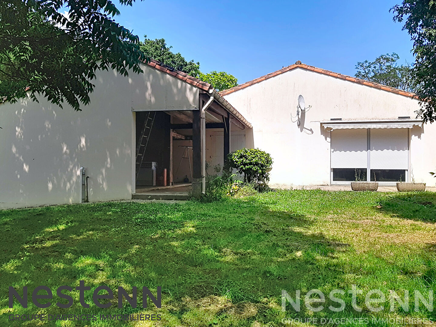Maison de plain-pied à vendre à Meursac, 2 chambres, garage, au calme, 20mn plages de charente-maritime, environ 5000 m² de terrain.