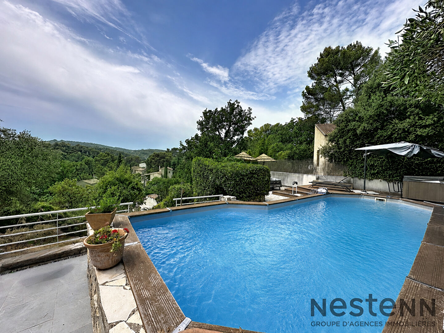 Maison familiale avec piscine et vue dégagée sur les collines à Peypin.