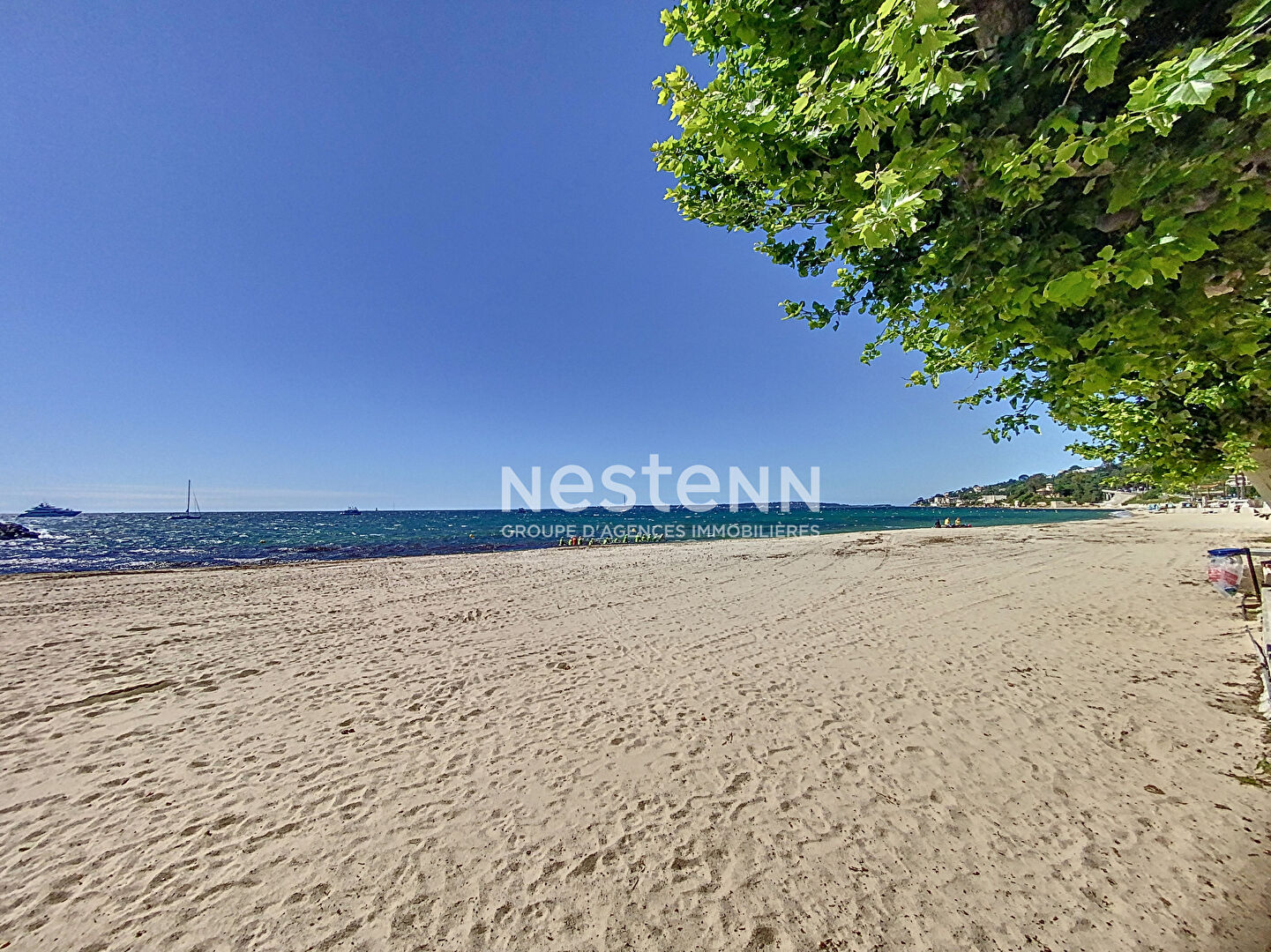 GOLFE JUAN - 29 M2 -2P- CENTRE VILLE - A REFAIRE- SUD -1 MIN DE LA MER
