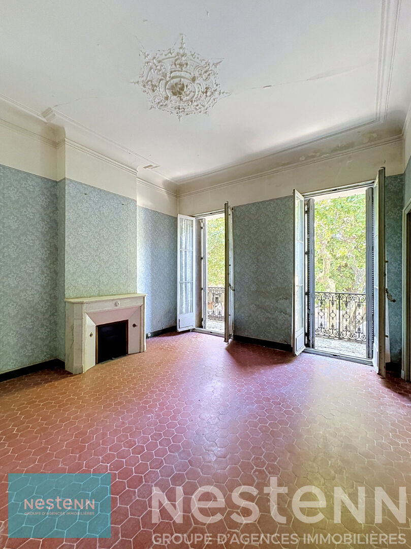 Appartement à rénover sur Rougiers avec place de parking et un balcon.