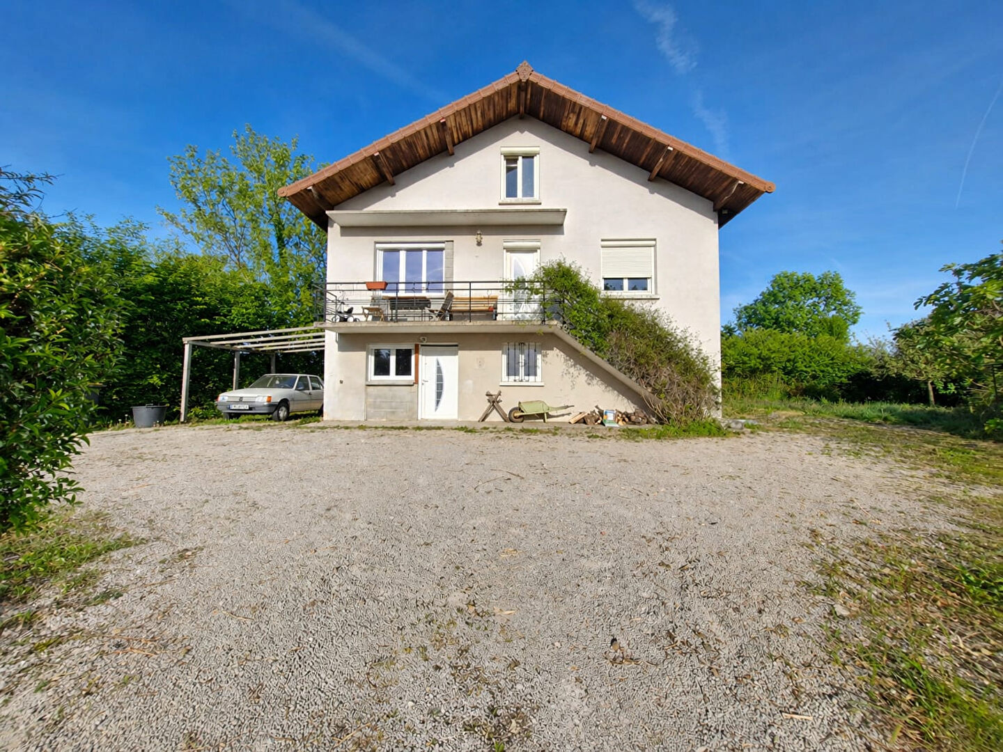 Propriété familiale avec possibilité de deux logements à proximité de toutes les commodités entre Cuiseaux et Saint-Amour