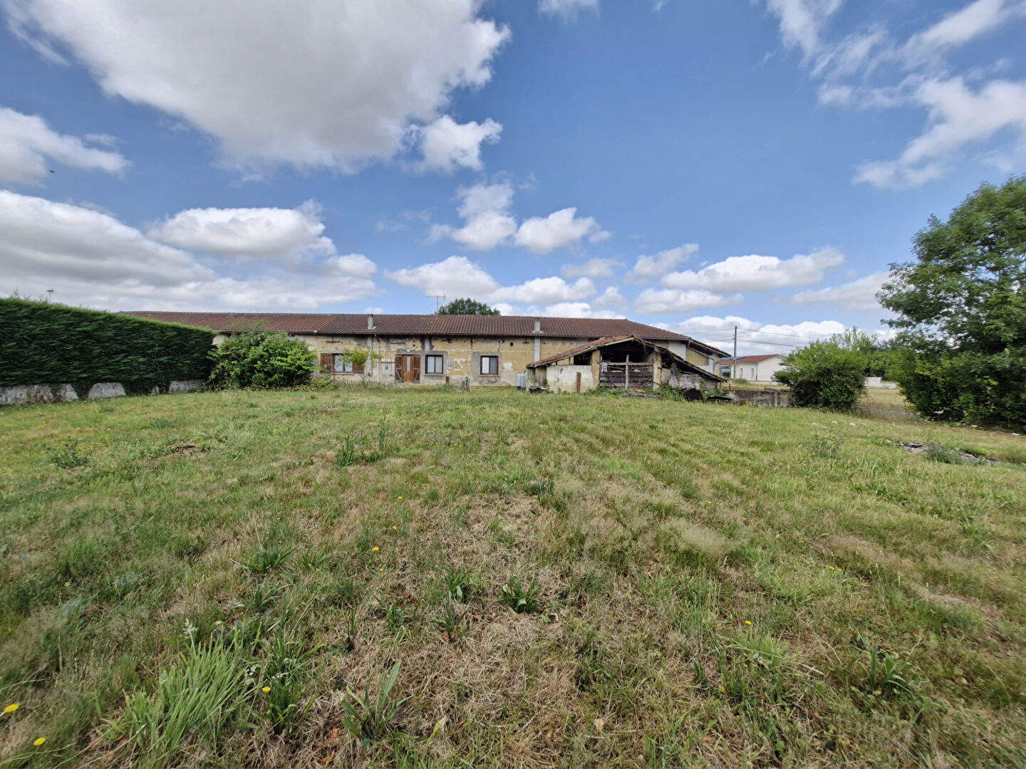 Ancienne ferme de plain-pied avec terrain constructible entre Bourg-en-Bresse et Montrevel
